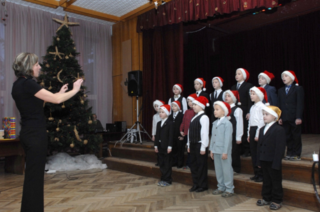 Pilsrundāles vidusskolā pateicības par labām un teicamām sekmēm mācībās un skolas dāvinātās grāmatas ceturtdien, 22. decembrī, saņēma sākumskolas audzēkņi, piektdien – skolēni no 5. līdz 12. klasei.  
Autors: Ivars Bogdanovs