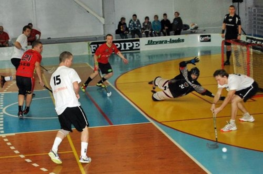 Latvijas Florbola virslīgas spēlē, kas notika Bauskā, sporta namā «Mēmele», 17. decembrī florbola klubs «Bauska» piekāpās tuvākajiem konkurentiem turnīra tabulā «Latgranula/Līgatne» komandai ar 6:8. 

FK «Bauska» Latvijas Florbola...
Autors: Uldis Varnevičs