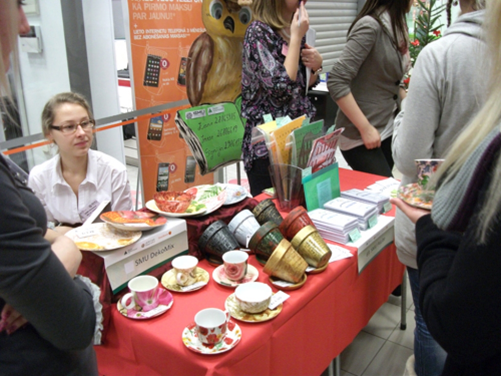 Bauskas lielveikalā «Rimi» 16. decembrī bija iekārtoti Bauskas, Īslīces un Iecavas skolēnu mācību uzņēmumu (SMU) stendi. Skolēnu mācību firmu darbus vērtēja eksperti.
Autors: Kristaps Ābelnieks