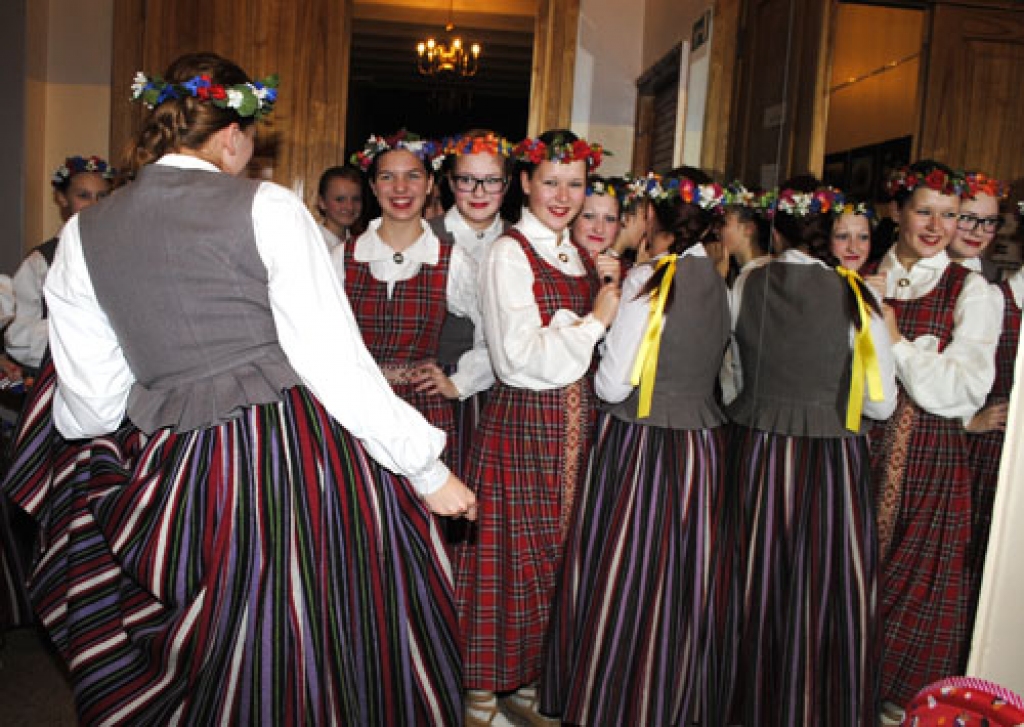 Bauskas sākumskolas un Valsts ģimnāzijas tautas deju kopas «Odziņa» vadītājas Tamāras Ļisovcovas darba jubilejas koncerts «10 gadu gara virkne» Bauskas kultūras centrā  9. decembrī  pulcēja pedagoģes audzēkņus, viesus un atbalstītājus.