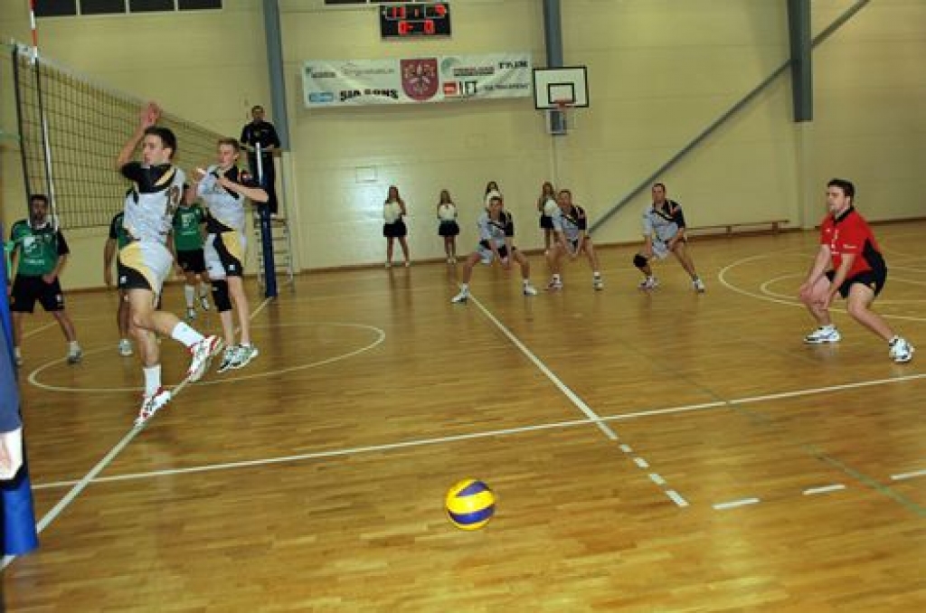 Nacionālās volejbola līgas mājas spēlē Valles vidusskolas sporta zālē 8. decembrī sporta klubs «Vecumnieki» piekāpās viesiem – volejbola klubam «Mārupe SC» – piecos setos. 

Spēle bija ļoti līdzīga, uzvarētāju katrā setā noteica daži...
Autors: Uldis Varnevičs