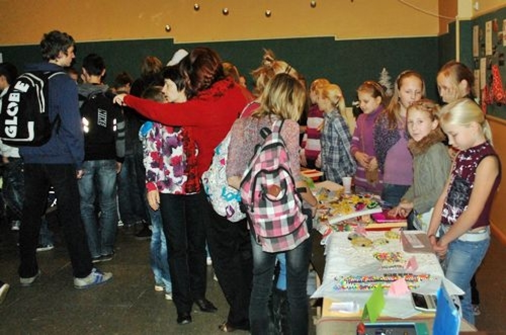 Bauskas sākumskolas 4. un 5. klašu skolēni skolas telpās 2. decembrī sarīkoja skolēnu mācību firmu tirgu «Ziemassvētkus gaidot», kurā piedāvāja savus ražojumus.

Piedalījās gandrīz 20 skolēnu mācību firmu. Preču klāsts bija ļoti dažāds:...
Autors: Uldis Varnevičs