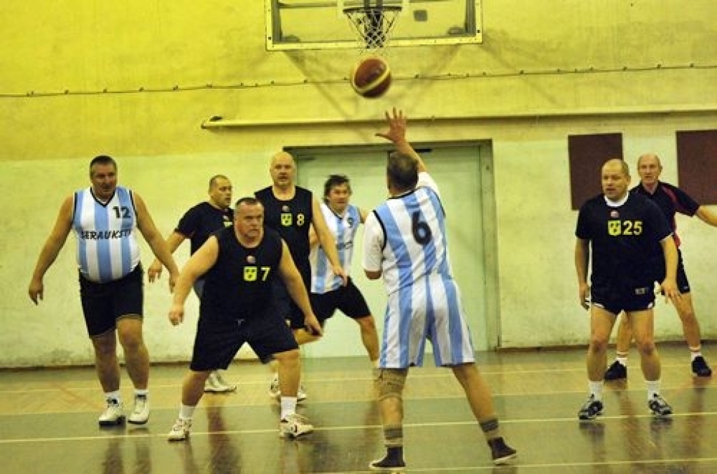 Bauskas novada sporta bāzē trešdienās notiek sporta centra «Mēmele» 2011./2012. gada kausa izcīņa basketbolā veterāniem. Šogad sacensībās piedalās piecas komandas – «Iecava», «Bauska», «Ceraukste», «Gailīši» un dāmu komanda no Bauskas....
Autors: Uldis Varnevičs