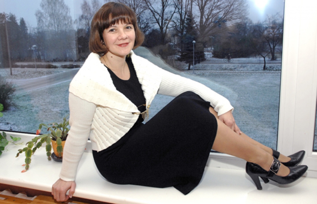 Intai Jonānei no augstuma nav bail. Bērnībā Mežotnes pagasta Ceplī viņas otrās mājas bijuši koki. Gadījies krist, bet ne līdz zemei, meitēns pieķēries zariem.