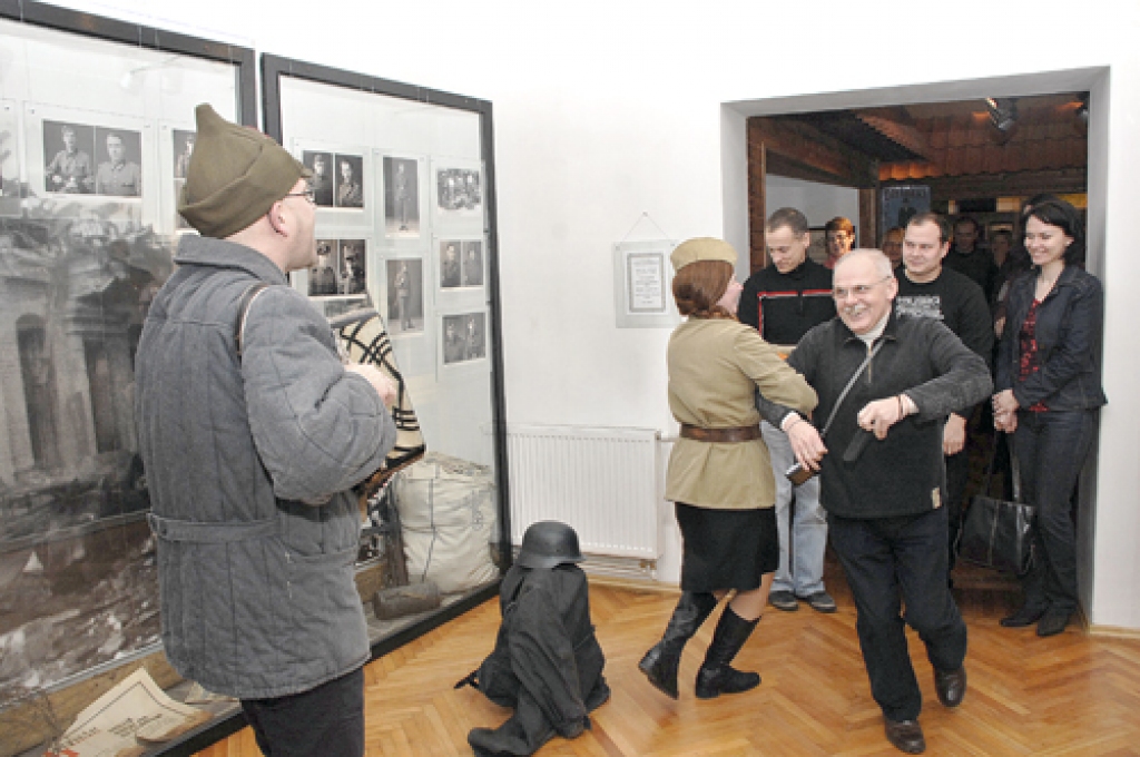 Bauskas novadpētniecības un mākslas muzejs ir viens no retajiem Latvijā, kurš, ieguldot milzu darbu un izdomu, apmeklētājiem izveidojis atraktīvu šovu par mūspuses vēsturi. Pūles attaisnojušās, jo audzis apmeklētāju skaits. 2011. gada 27. decembrī teatralizētajai ekskursijai bija 200. izrādīšanas reize. Tajā dalībnieki bija Hipotēku bankas speciālisti no Rīgas.