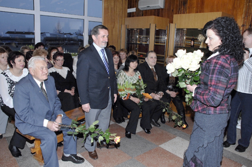 Vladimiram Barskovam kolektīvs dāvāja baltas rozes ar vēlējumu vēl ilgus gadus saglabāt spēku izturēt šajos grūtajos ekonomiskajos apstākļos. «Praktiskā dāvana būs mūsu visu ikdienas darbs,» sniedzot ziedus, apliecināja personāla daļas vadītāja Laila Sējāne. 