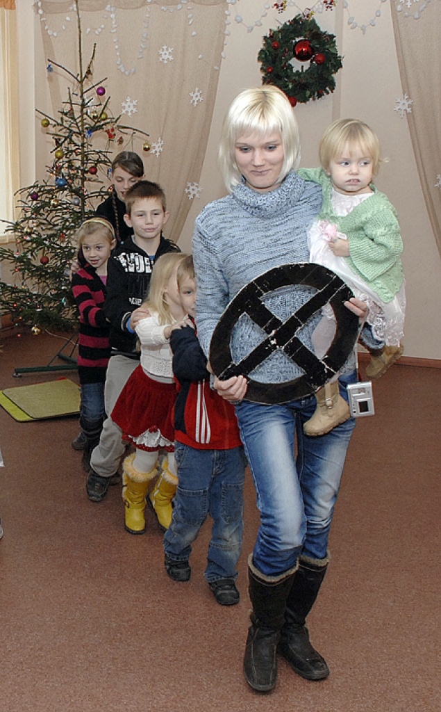 Dāviņu pagasta bērni Ziemassvētku pasākumā rotaļās iesaistīja arī vecākus. 