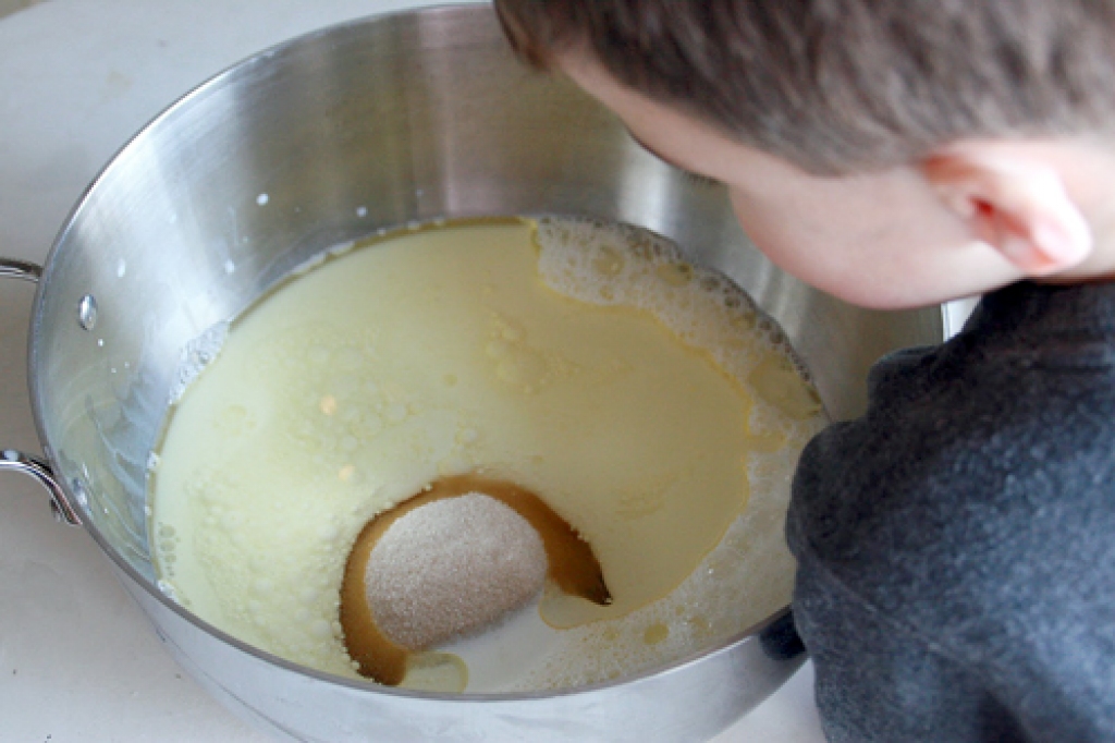 Pannas un katli jāliek uz plīts tālākajiem riņķiem, tā, lai bērns tos nevar aizsniegt. 