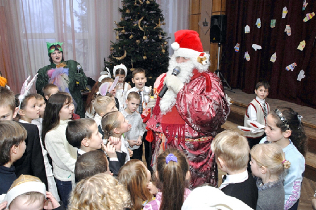 Pilsrundāles vidusskolā audzēkņi kopā ar Ziemassvētku vecīti izrādīja  uzvedumu «Vecīša cimdiņš».