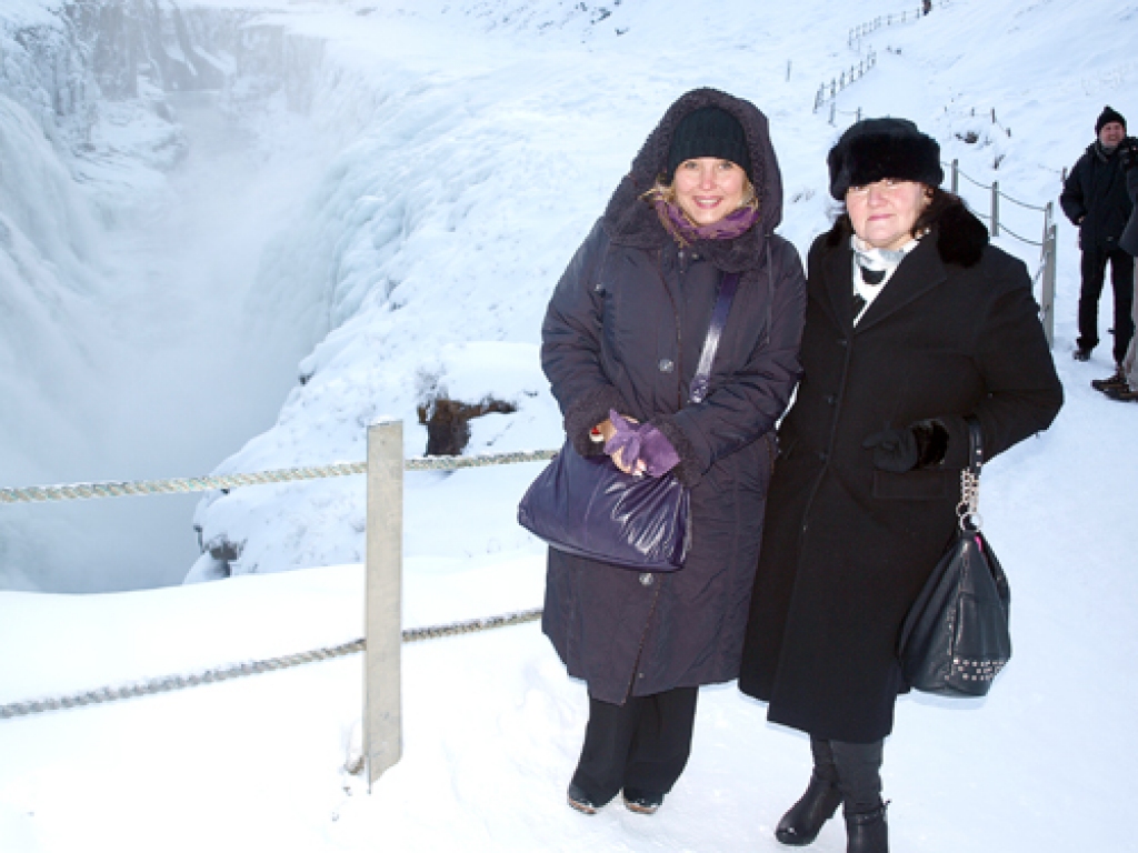 Jana Arāja (no kreisās) un Lolita Krēmere bauda Īslandes skarbo dabu. 