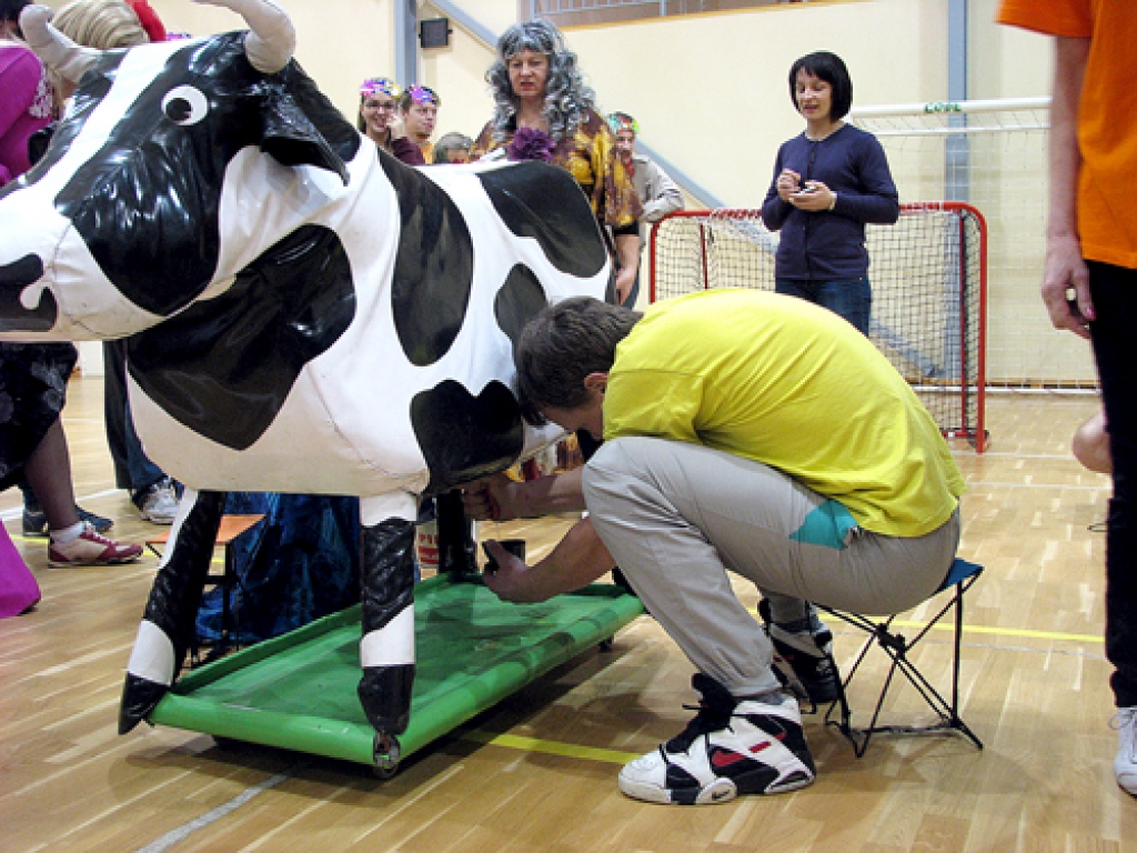 AIVARS LEVEIKA, kora «Mēmele» dziedātājs no Jauncodes, atzina, ka Zīmaļu, kā raibaļu nodēvēja sporta spēļu dalībnieki, ir grūti slaukt. 
