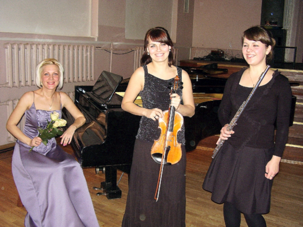 Izcilu sniegumu, muzicējot ansamblī, rādīja pedagoģes – pianiste Evita Bonāte (no kreisās), vijolniece Jekaterina Šata un flautiste Laura Meždreija. 