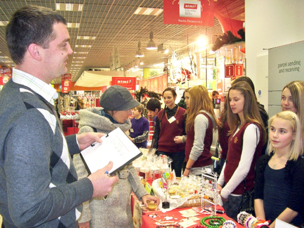 Skolēnu mācību firmu darbu vērtēja eksperti, starp viņiem tirdzniecības centra «Rimi Bauska» direktors Mārtiņš Puķāns (no kreisās).