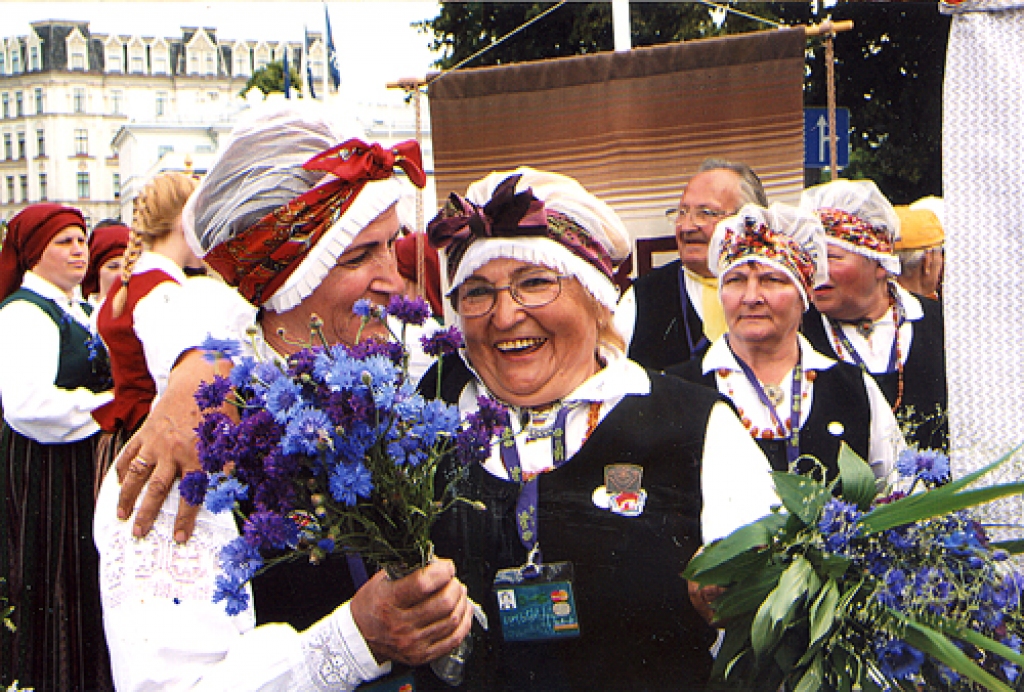 Sakritība. Visas trīs kora «Sarma» dalībnieces šajā nedēļā svin jubileju. Daigai Sunteikai (no kreisās) dzimšanas diena ir 12. decembris, Valijai – 13. decembris, Ērikai Meškauskai – 15. decembrī. Dziesmu svētkos 2008. gadā.