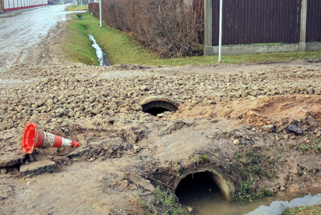 Sporta un Pilskalna ielas krustojumā Bauskā virs ceļa klājuma izspiedusies caurtekas caurule. 