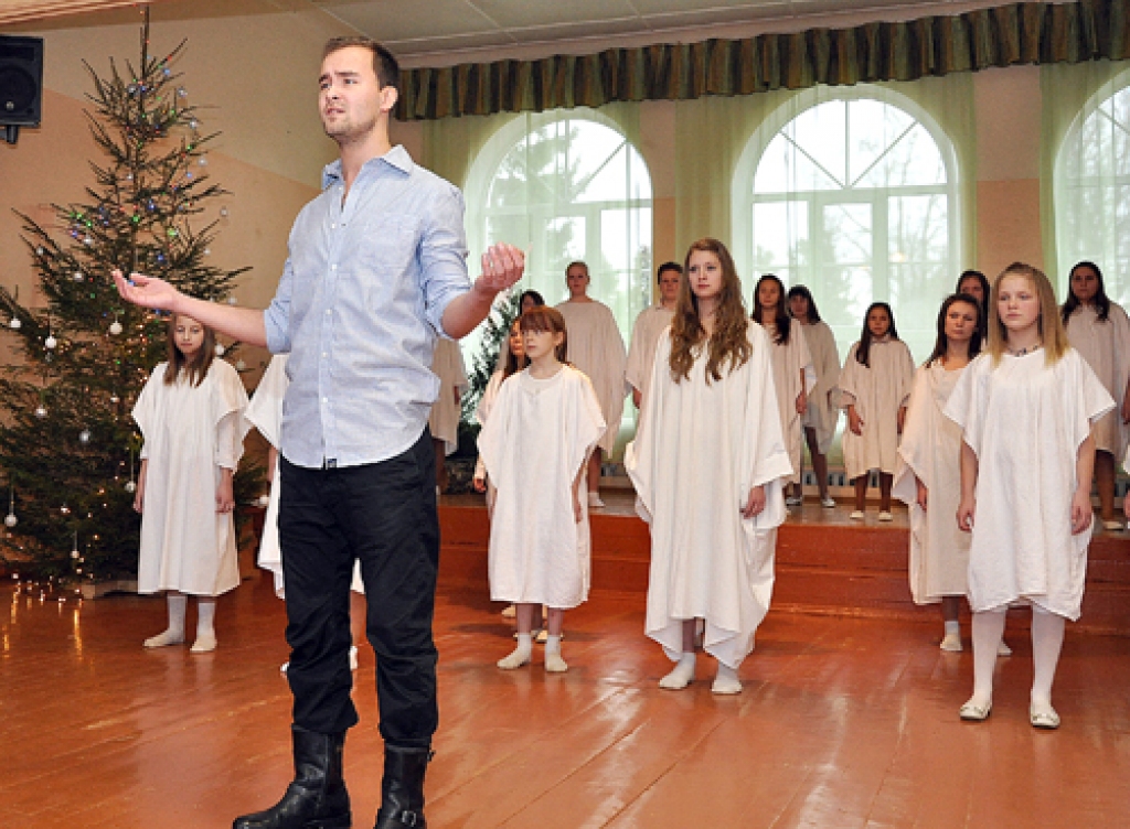 Armands Kapteinis (priekšplānā) un Misas skolēni uzvedumu par pazudušo dēlu 10. decembrī rādīja Stelpes pamatskolā. 