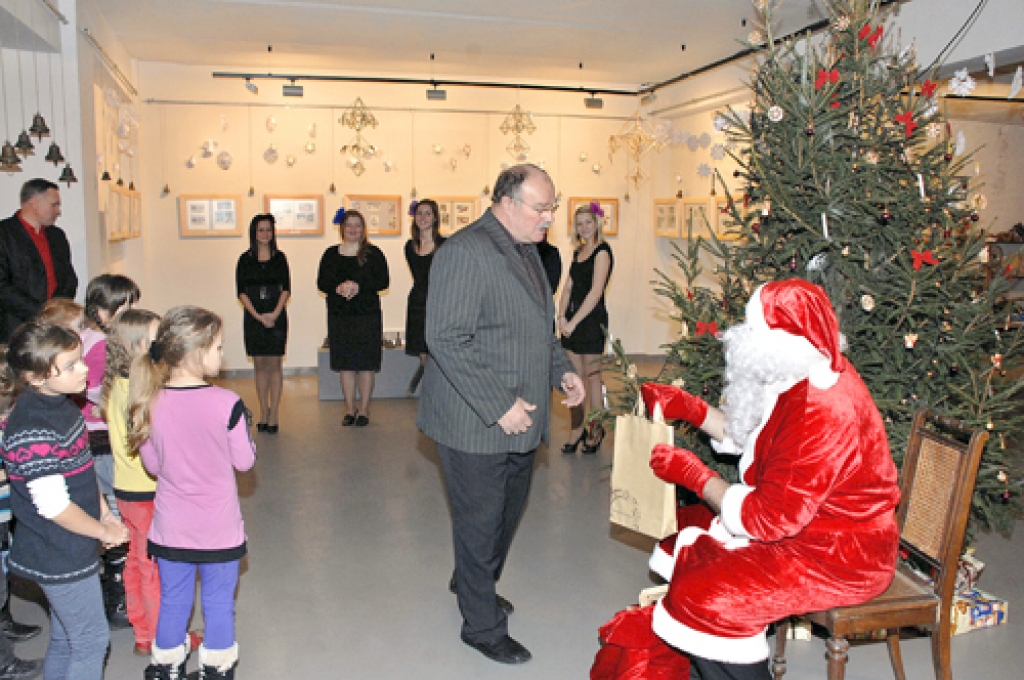 Mārim Bērziņam, izstādes «Ieklausies un ieskaties Ziemassvētkos!» kuratoram, vislielāko baudu sagādā apsveikumu kartīšu rakstīšana. Arī saņēmēja prieks tad esot daudz lielāks. 