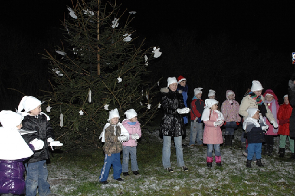 Egles iedegšanas svētkus pie Rundāles novada domes atklāj teātra studija «Savējie».