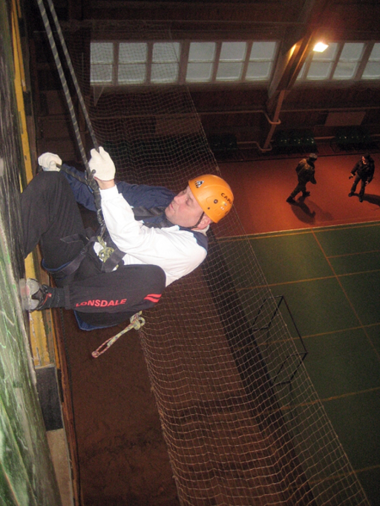Normunds Kociņš un pārējie Latvijas grupas dalībnieki alpīnisma iemaņas apguva pie telpās uzbūvētās speciālās sienas. Mācekļi vasarās izmanto āra torni. 