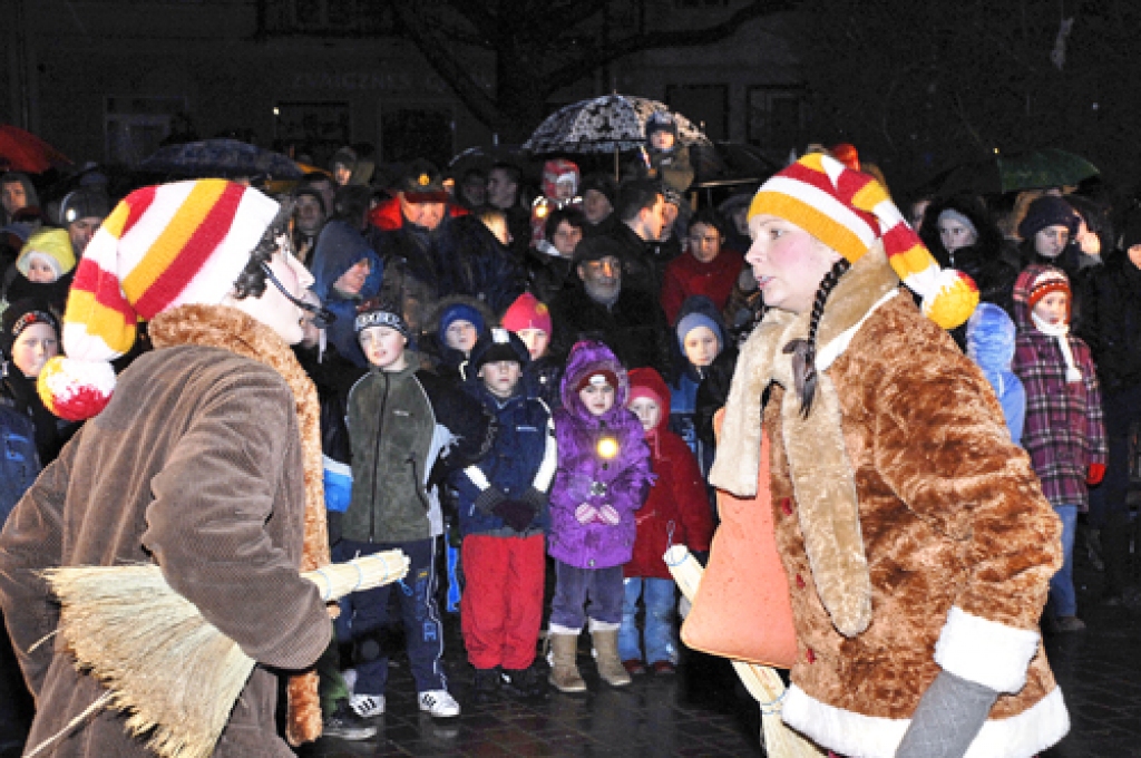Pasaku rūķi no tālienes braukuši uz Bausku, lai izklaidētu mūsu pilsētas bērnus un palīdzētu krāšņāk iedegt svētku egli. 