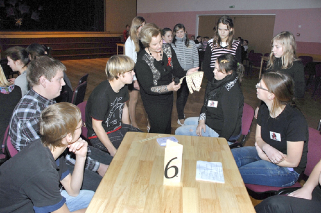 Skolēni gatavojas atbildēt uz izziņas viktorīnas jautājumiem. 