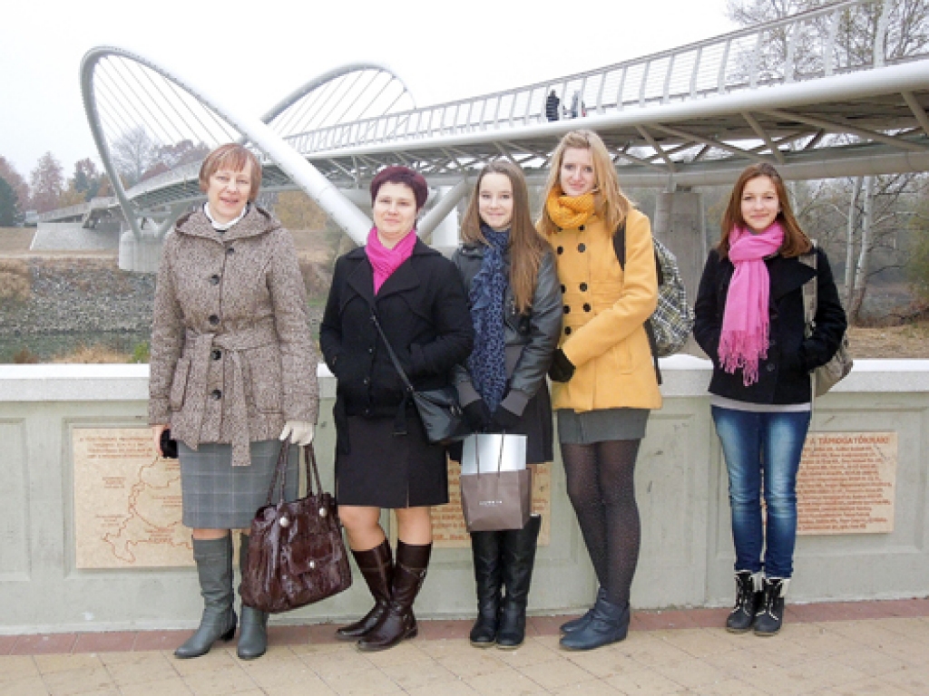 Ungārijā, Szolnokas pilsētā, skolotājas Ilze Jume (no kreisās), Ieva Bračka un 8. klases skolnieces Kristiāna Sīle, Renāte Melne, 7. klases skolniece Sendija Jakobsone. Fotoattēlā nav 8. klases skolnieces Agritas Skujas.