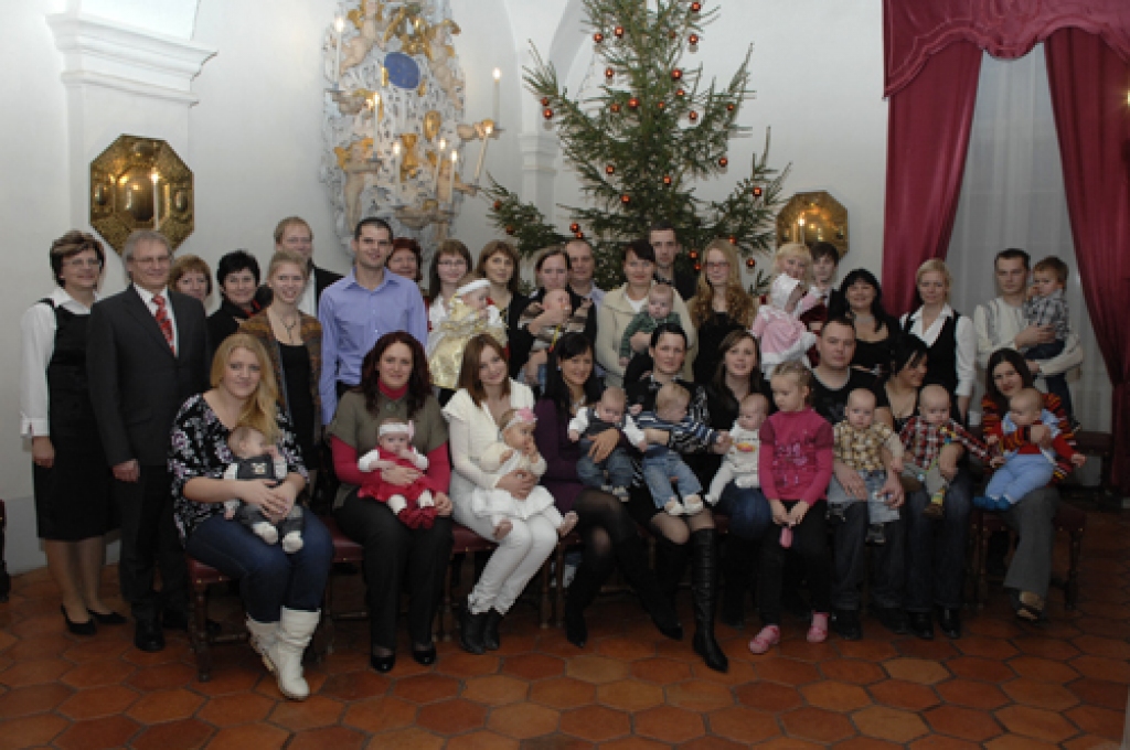 Rundāles novada domes piemiņas velti – sudraba kulonu Rundāles pils muzejā 27. decembrī saņēma: Markuss Laurinovičs, Aleksis Fero, Anete Helviga, Dženifera Narvaiša, Roberts Markevics, Austris Bičevskis, Eduards Krūmiņš, Mareks Abražūns, Marks Abražūns, Ketija Feldmane, Kristiāns Morics, Gabriela Nākmane, Evelīna Neilande. Attēlā kopā ar viņu vecākiem, brāļiem, māsām, novada domes priekšsēdētājs Aivaru Okmani, dzimtsarakstu nodaļas vadītāja Zinta Baltiņa, sociālā dienesta vadītāja Kristīne Brūvele. 
Autors: Ivars Bogdanovs