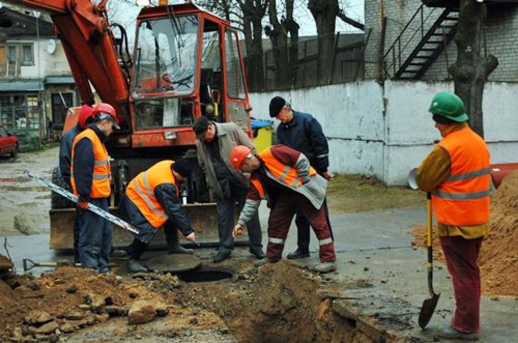 SIA «Bauskas ūdenssaimniecība» valdes loceklis Gunārs Akmeņlauks (vidū) un SIA «Laterna» pārstāvji plāno veicamos darbu Rīgas ielā pie Rīgas un Biržu ielas krustojuma. 
Autors: Uldis Varnevičs