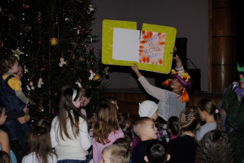 Pepija Garzeķe atver pēdējo lappusi „Pūķa grāmatā”, tūlīt bērni sastaps Ziemsvētku vecīti.
Autors: Kristaps Ābelnieks