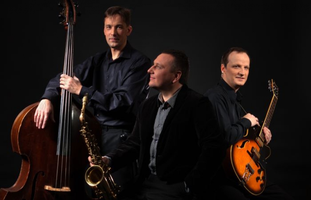 Džeza grupas sastāvā ir trīs dalībnieki: Māris Kupčs (ģitāra), Aivars Meijers (kontrabass) un Alex (saksofons).
Autors: Publicitātes foto.