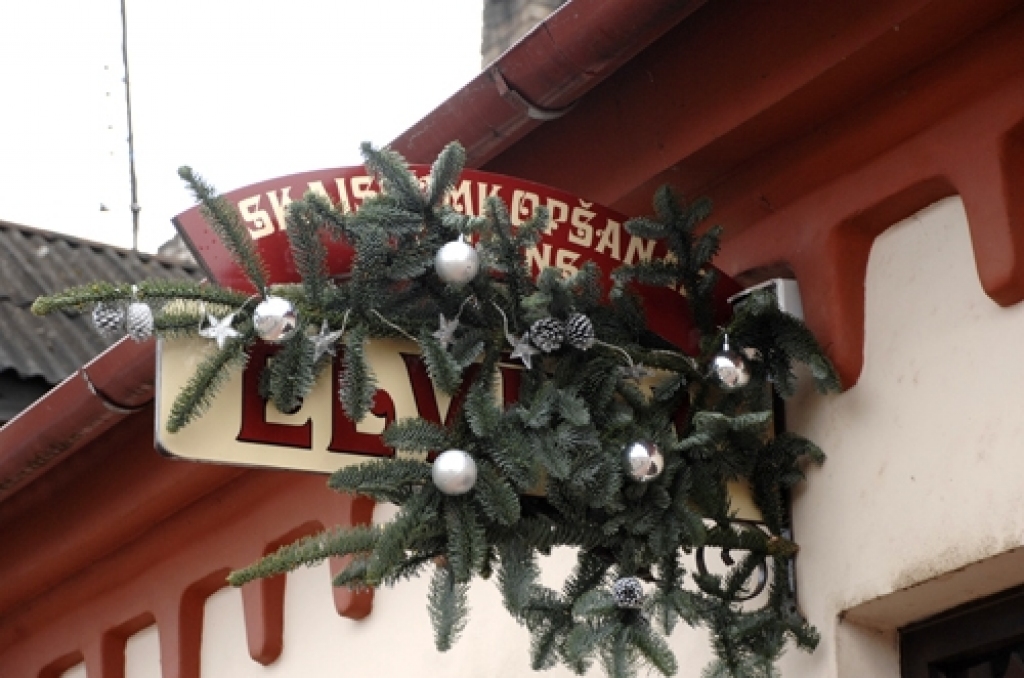 Daudzas ēkas šo Ziemassvētku laikā Bauskas vecpilsētā jauki noformētas, arī skaistumkopšanas salons „Elvīra” Plūdoņa ielā.
Autors: no „Bauskas Dzīves” arhīva.