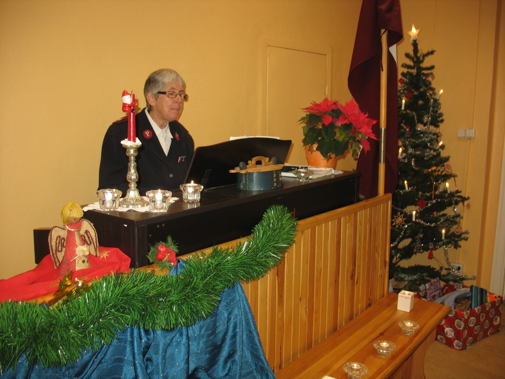 Ziemsvētku dievkalpojumu Pestīšanas Armijas Bauskas korpusā vada Ruta Hansena.
Autors: Laimonis Šulcs