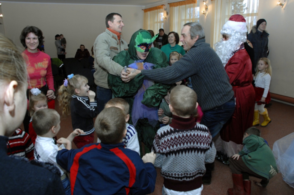 Dāviņu pagasta bērni Ziemassvētku pasākumā rotaļās iesaistīja arī vecākus. 
Autors: Ivars Bogdanovs