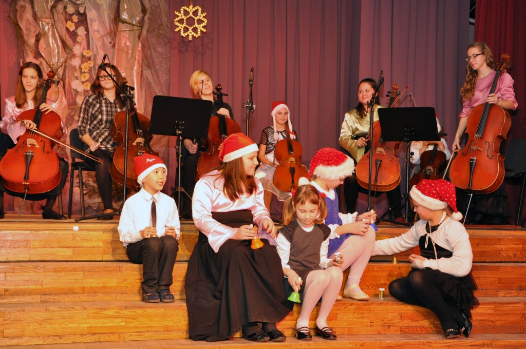 Vecumnieku mūzikas un mākslas skolas čella klases audzēkņi un rūķu zvaniņu ansamblis.
Autors: Žanna Zālīte