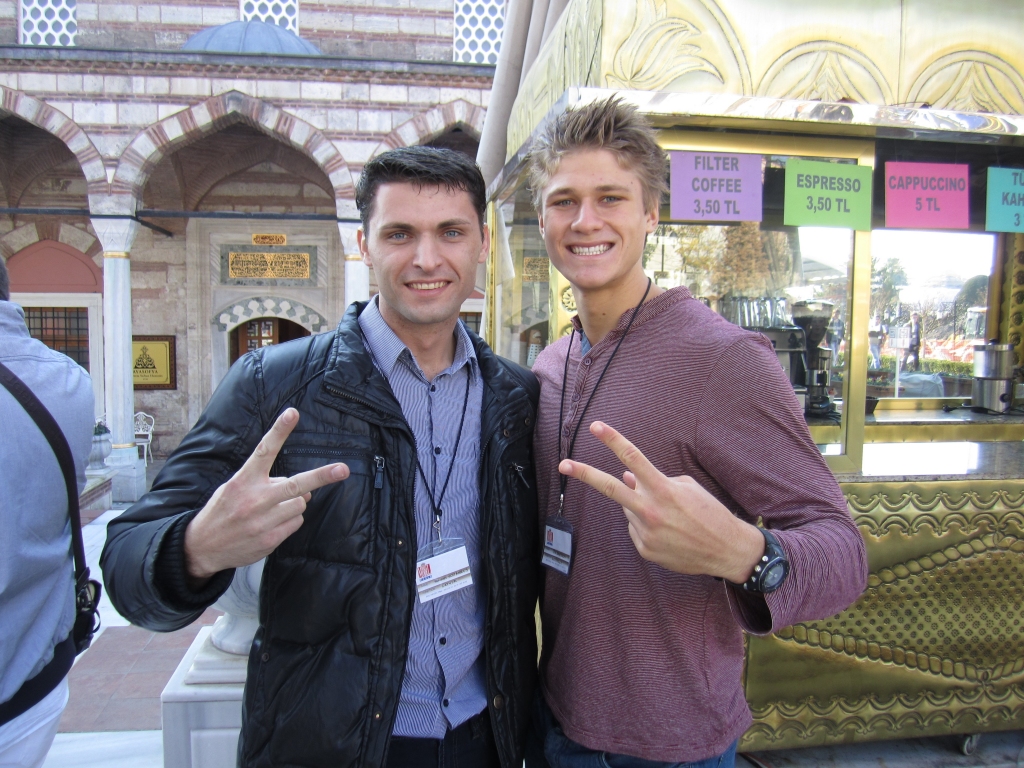 Romāns Voitaņecs (no kreisās) ar konkursantu no Austrālijas.
Autors: No albuma.