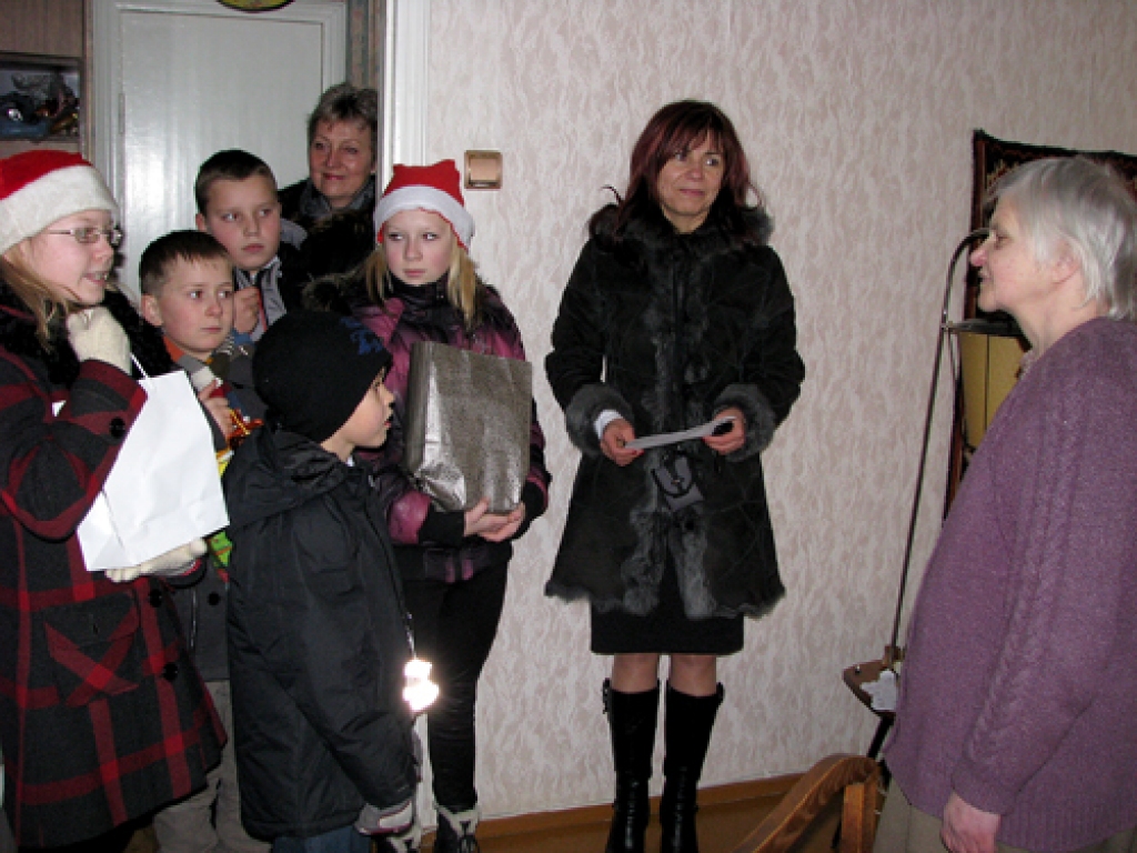 Pensionāri Liliju Ķirveli Ziemassvētkos sveic Bauskas sākumskolas audzēkņi: Kristiana Paula Lībiete (no kreisās), Matīss Kataņenko, Nils Slakteris, Rainers Jegorovs un Linda Zone. Kopā ar skolēniem ciemos devās arī direktore Linuta Ģerģe un viņas vietniece izglītības darbā Inita Nagņibeda (otrā no labās).
Autors: Vilnis Auzāns