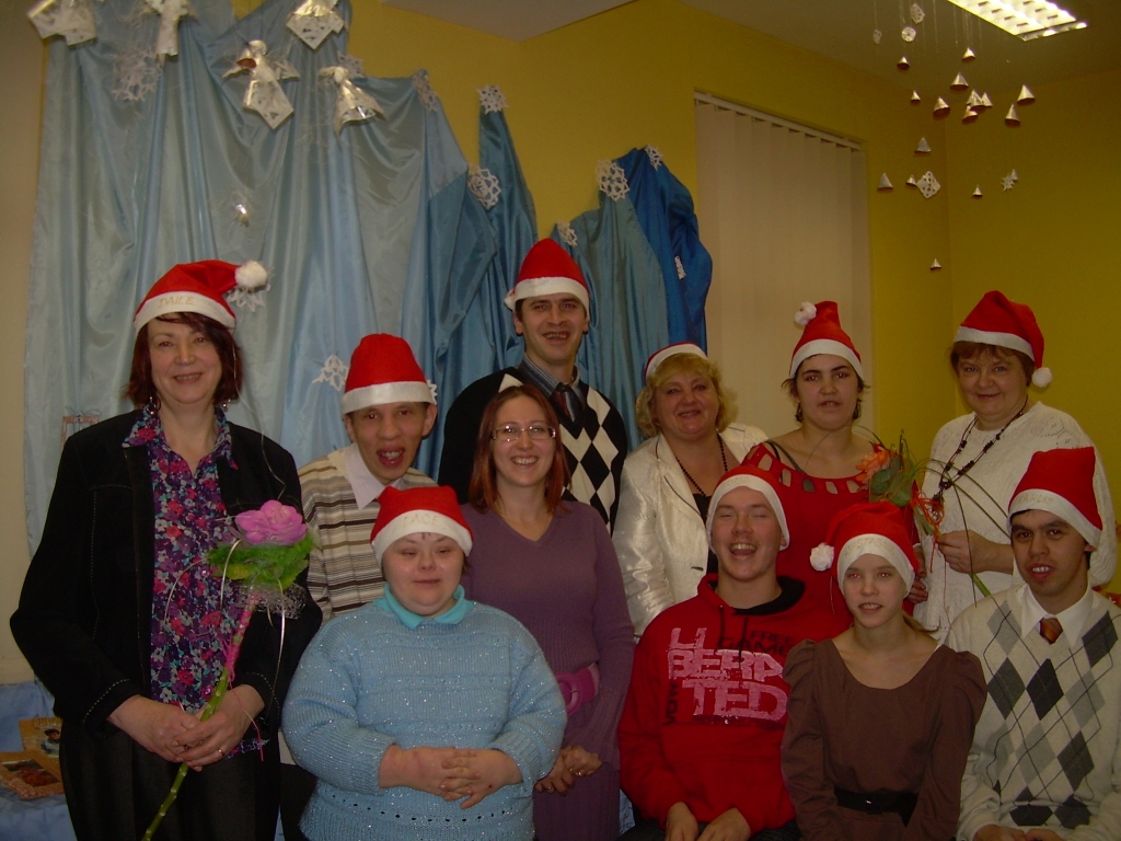 Bauskas novada Sociālā dienesta telpās Rūpniecības ielā 22. decembrī tika atklāta jauniešu ar īpašām vajadzībām darbu izstāde. Kopā ar autoriem ir skolotāja Daile Feldmane (pirmā no kreisās), kā arī arī sociālā darbiniece Ineta Niedra,  ergoterapeite Marina Žurkeviča, aprūpētāja Indra Adiene.
Autors: No albuma.