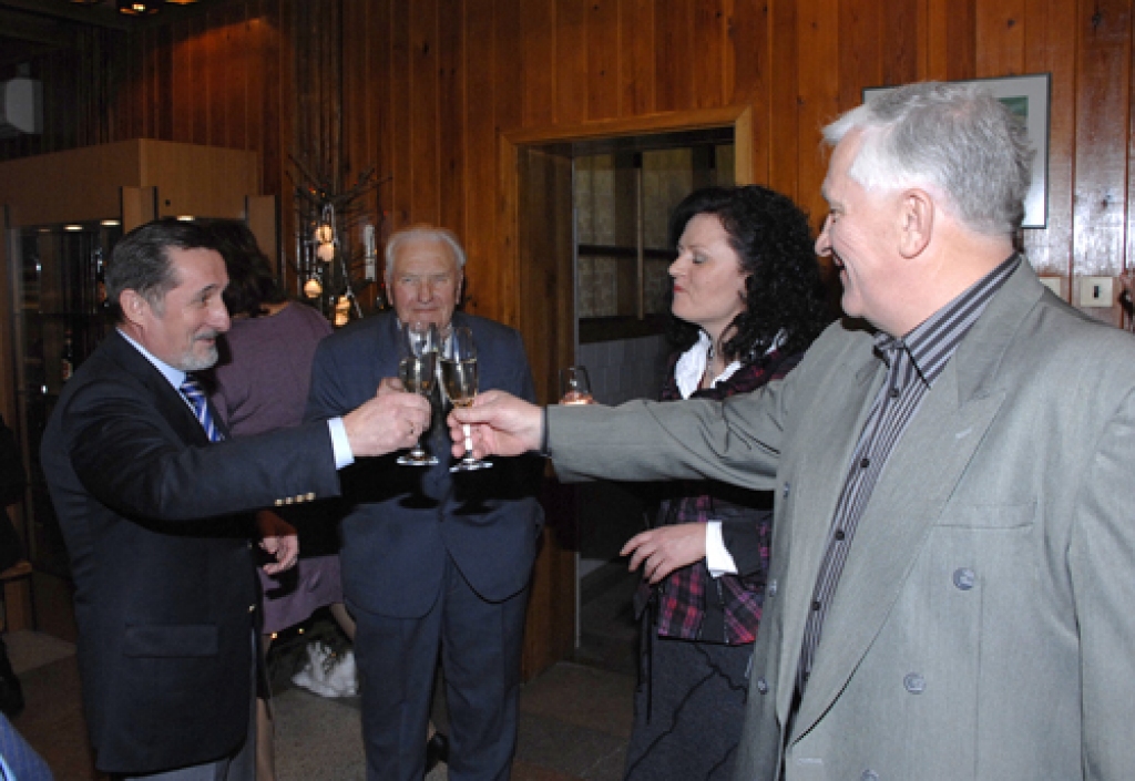 Par uzņēmuma «Bauskas alus» nākamajiem trīsdesmit un vēl glāzes saskandina Vladimirs Barskovs (no kreisās), Kārlis Zālītis, Laila Sējāne un Uldis Bramanis.
Autors: Ivars Bogdanovs