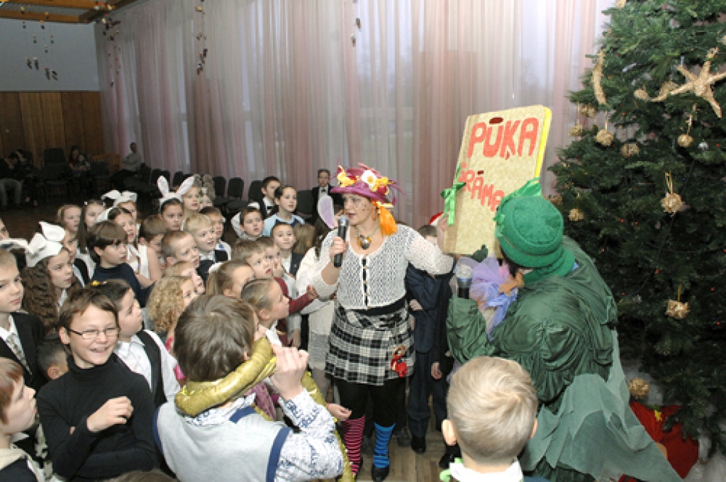 Sākumskolas audzēkņi Pilsrundāles vidusskolā 22. decembrī ar svētkiem noslēdza mācību semestri.
Autors: Ivars Bogdanovs