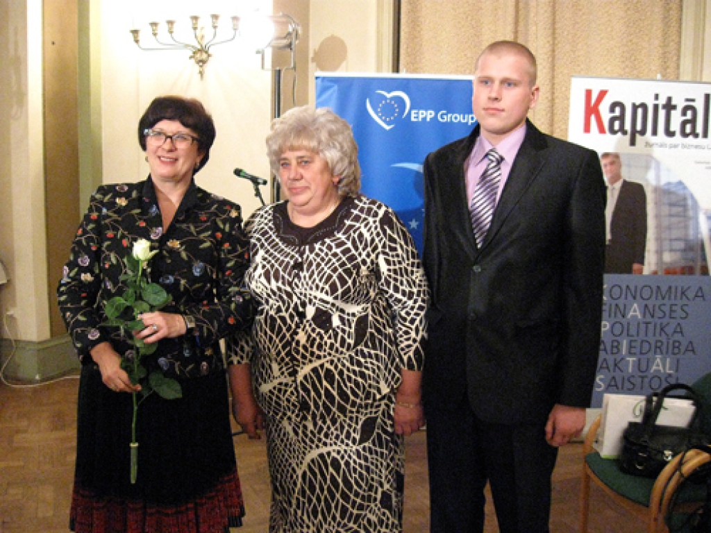 Gunta Čepuka (vidū) un viņas mazdēls Edijs Briedis kopā ar konkursa rīkotāju Sandru Kalnieti.
Autors: R. Ribikauska