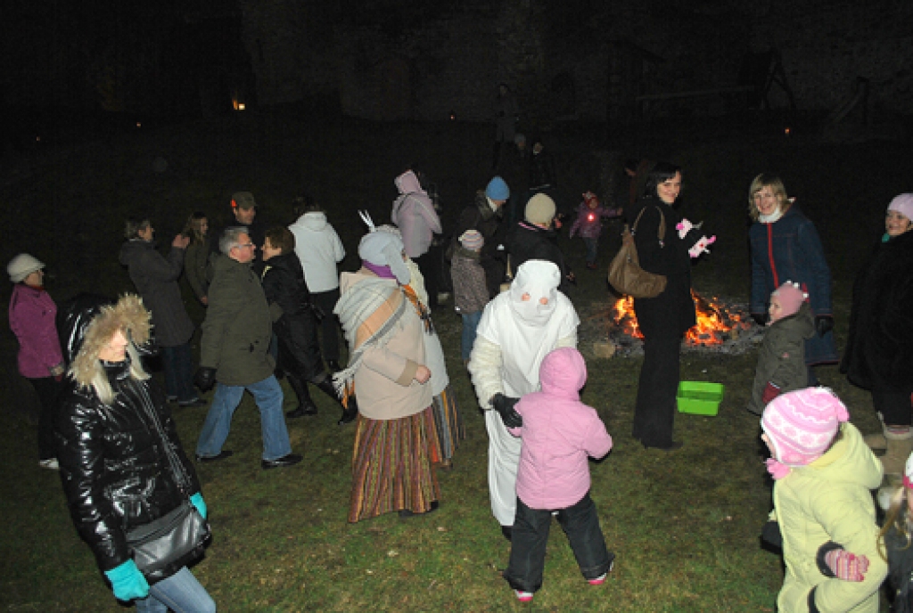 Saulgriežu pasākumā Bauskas pilī tika spēlēts daudz rotaļu. 
Autors: Uldis Varnevičs