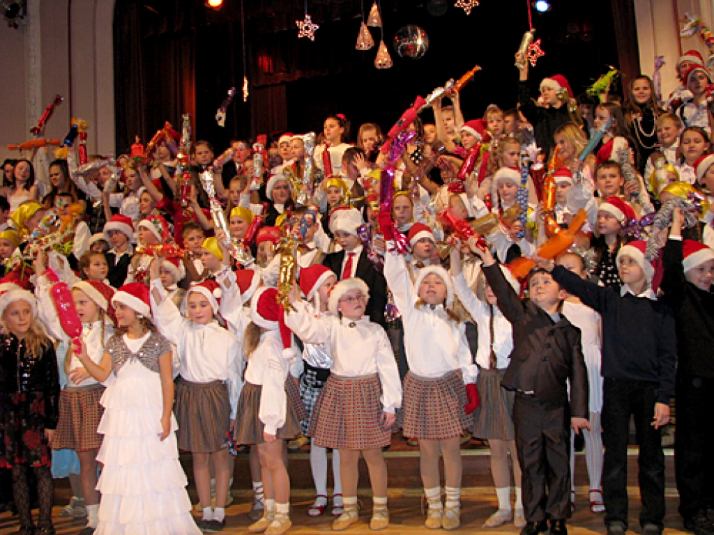 Bauskas sākumskolas audzēkņu koncerts „Zem lielās rūķu mices” krāšņi izskanēja Bauskas kultūras centrā 21. decembrī. 
Autors: Vilnis Auzāns