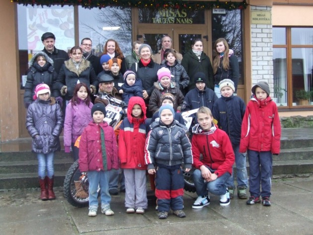 Skaistkalnietis Tomass Šileika, Latvijas čempions motokrosā MX 85 klasē, 17. decembrī viesojās Vecumnieku novada Misas ciemā, organizējot Ziemassvētku pasākumu. Vietējiem bērniem un viņu vecākiem bija lieliska iespēja tuvāk iepazīties ar Latvijas čempiona «dzelzs rumaku», izvaicāt par 2012. gada plāniem, kā arī fotografēties kopā. 
Autors: No albuma.