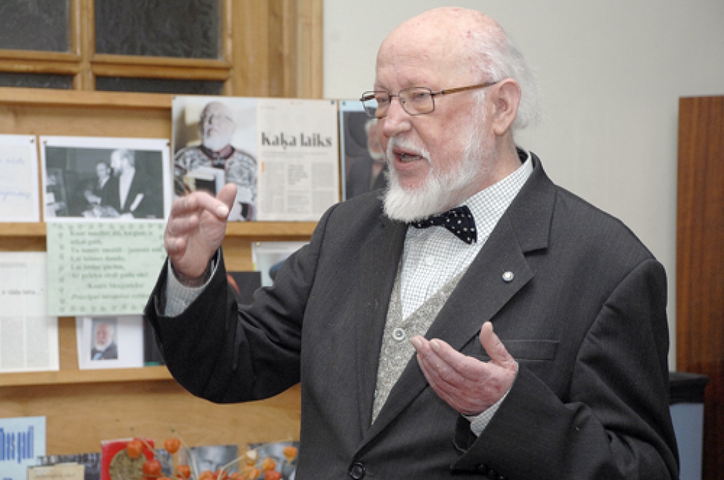 Leģendārais dzejnieks atceļā uz mājām Salaspilī piestāja Iecavas novada Zorģu bibliotēkā, kur viņu sagaidīja ap 30 dažāda gadagājuma lasītāju.
Autors: Ivars Bogdanovs