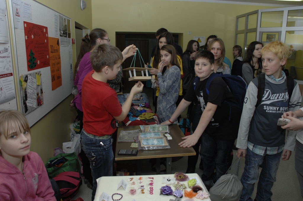 Pirms Ziemassvētkiem iespējas pārdot interesantas preces un dāvanas izmantoja Iecavas vidusskolas skolēni, kas vakar, 20. decembrī, piedalījās skolēnu mācību firmu tirdziņā skolā. 
Autors: Ivars Bogdanovs