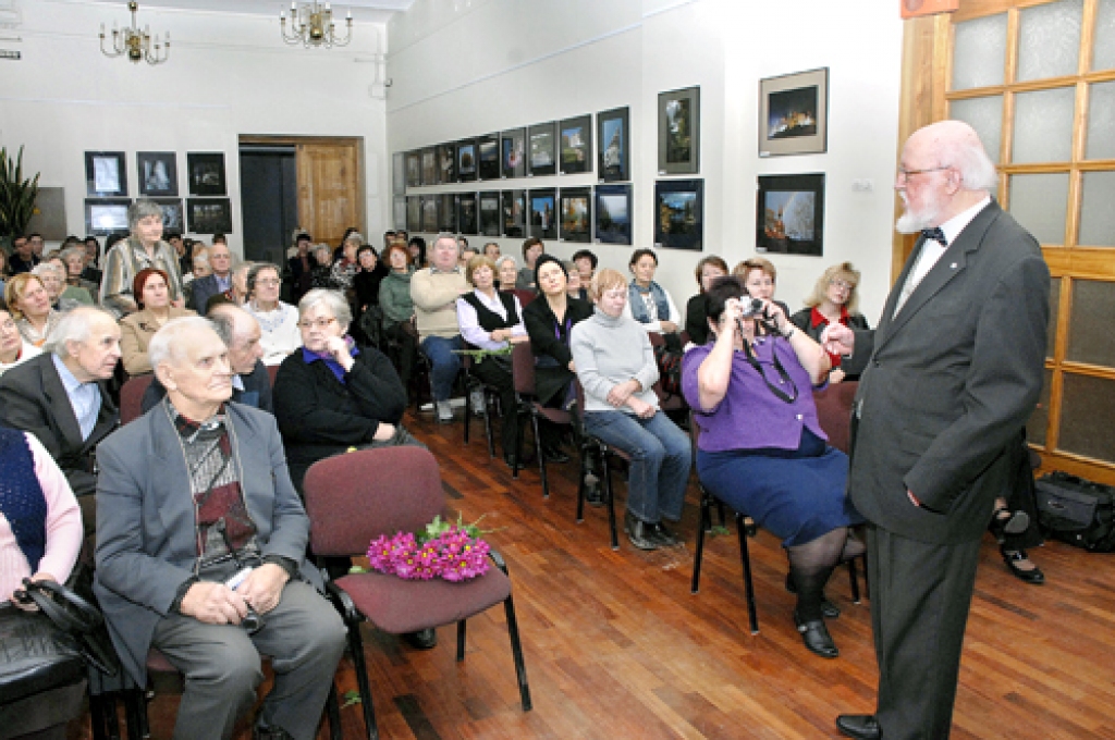 Bauskas kultūras centrā un Iecavas novada Zorģu bibliotēkā vakar, 20. decembrī, notika tematiskas pēcpusdienas, kuru viesis bija dzejnieks un tulkotājs Knuts Skujenieks.
Autors: Ivars Bogdanovs