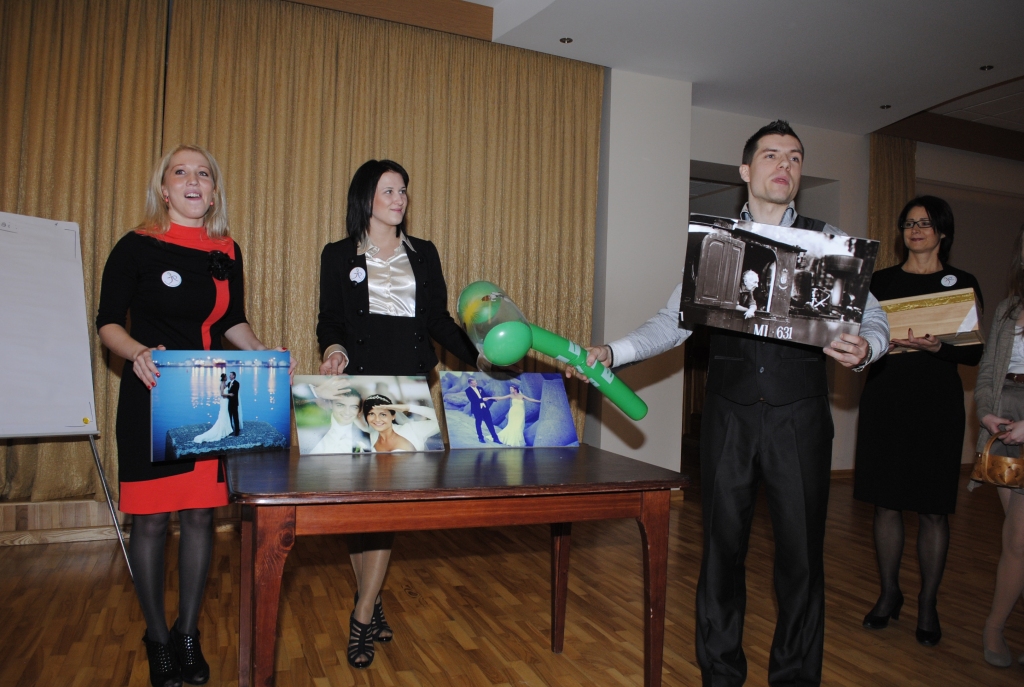 Pasākumā «Palīdzi!» 17. decembrī ziedojumi tika vākti labdarības koncertā, radošo darbu izsolē, diskotēkā Iecavas bārā «Sombrero» un ballē Iecavas kultūras namā. 
Autors: Juris Iļņickis