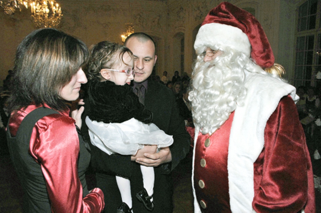 Saulainieši Ieva un Sandis Pluči ar meitiņu Justīni, kuras ārstēšanās izdevumu segšanai koncertā «Baltais vakars» savākti 392 lati. 
Autors: Ivars Bogdanovs