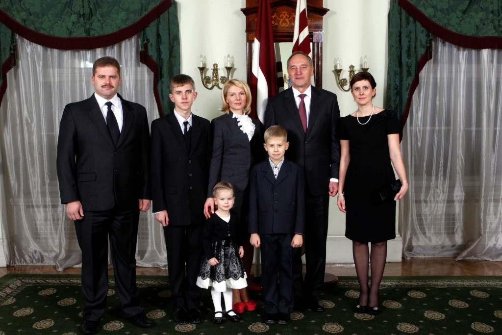 Tarvānu ģimene – Olga, Raivo, Dāvis, Niks un Nikola – kopā ar Valsts prezidentu Andri Bērziņu un viņa kundzi Dacei Seisumu. 
Autors: Valsts prezidenta kancelejas foto. 