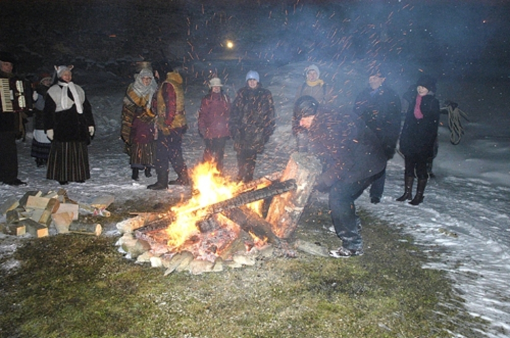 Bluķi ar visu ļaunumu ugunskurā pirms pāris gadiem ievēla Bauskas pils muzeja direktors Māris Skanis.
Autors: No «Bauskas Dzīves» arhīva.
